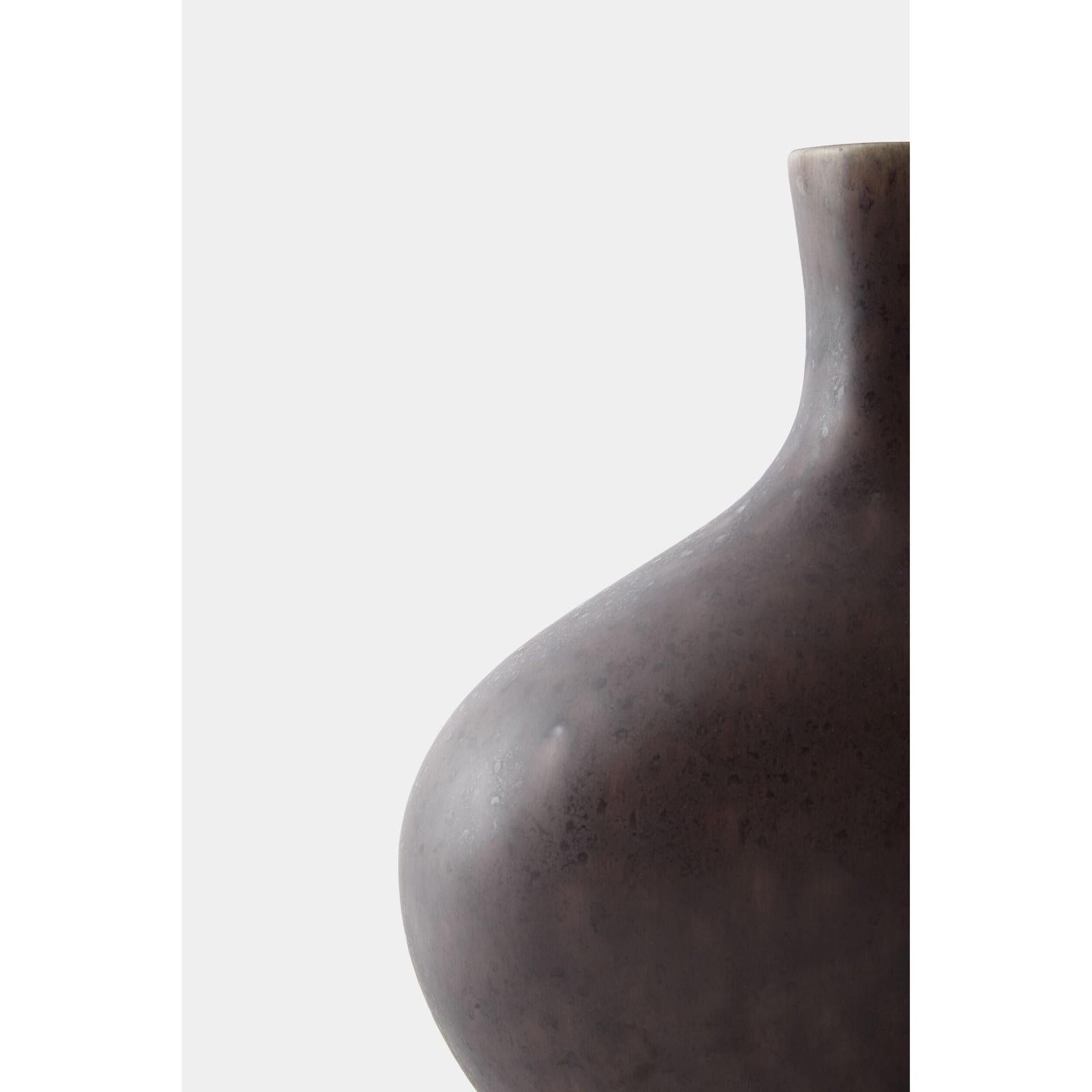Global Views Obey Vase