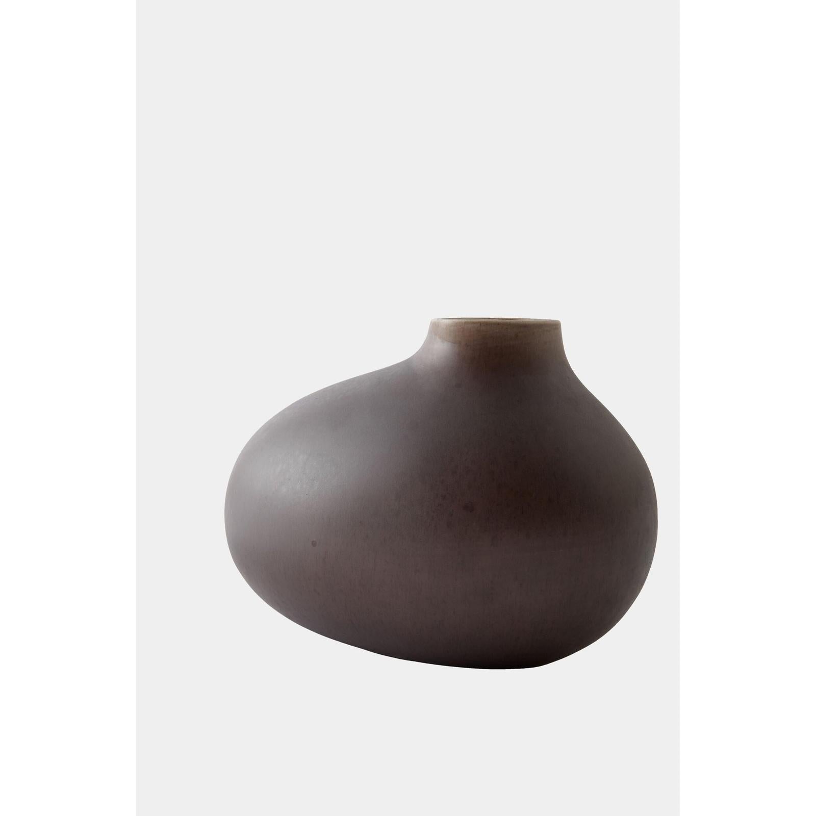 Global Views Obey Vase